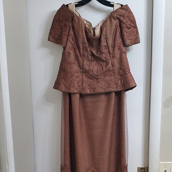 Bronze Brown Elegant Formal Gown with glitter, sequins and lace - Picture 3 of 13